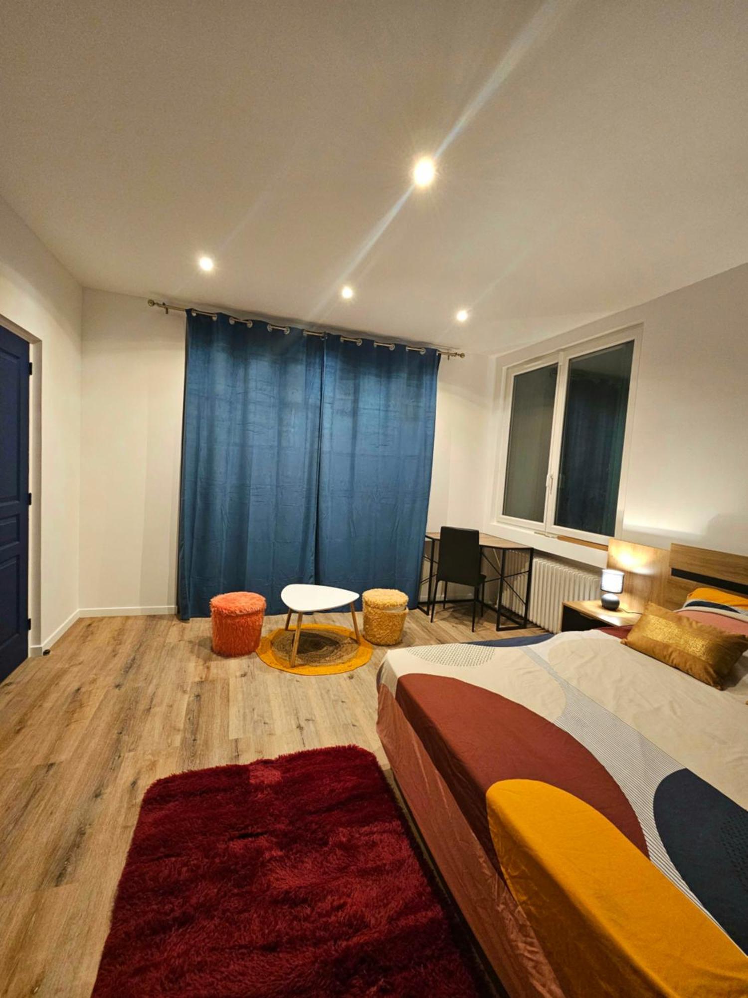 Maison Spacieuse Privatisee Ou A La Chambre - Places De Parking Saint-Michel  Habitación foto